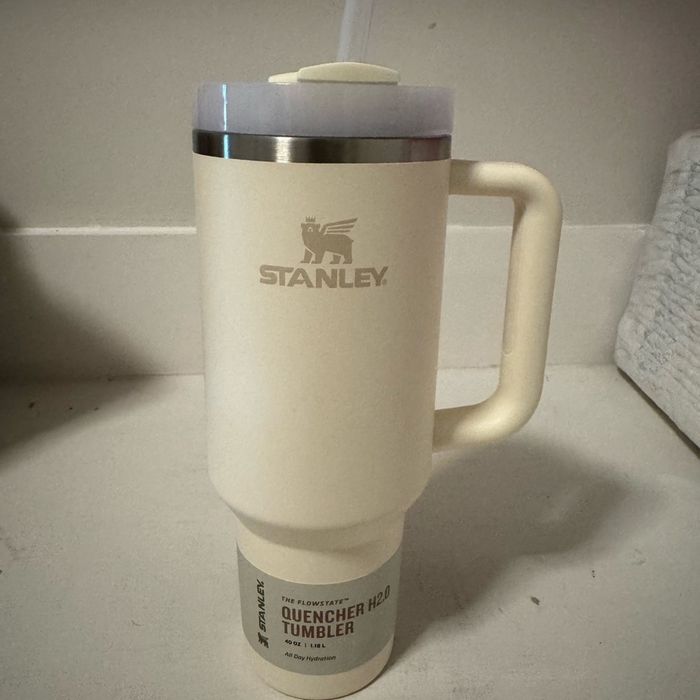 Stanley Quencher H2.0 Tumbler in Cream 40 oz